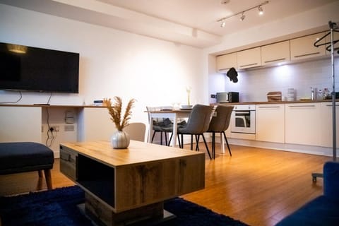 Close To Leeds City, Spacious, Sleeps 4, Apartment in Leeds