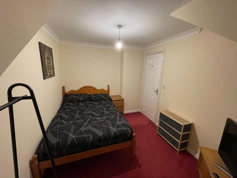 Room 4 - Chassagne Guest House Bed and Breakfast in Crewe