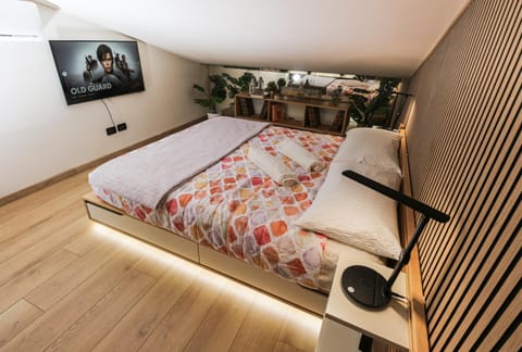 Bed, TV and multimedia, Photo of the whole room, Bedroom