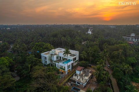 Property building, Nearby landmark, Day, Natural landscape, Bird's eye view, Pool view, Swimming pool, Sunrise, Sunset