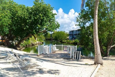 Overlooking Marina/Ocean view & FREE GOLF CART House in Key Largo