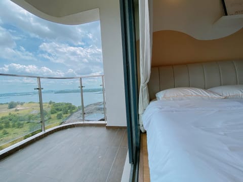 Bed, View (from property/room), Balcony/Terrace, Bedroom, Sea view