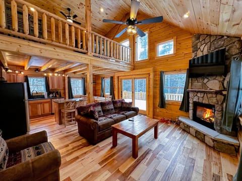 65PT New Log Cabin in Private Setting. Hot tub. Gym/Pool Access! Casa in Whitefield
