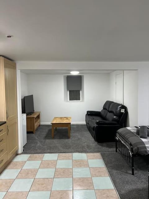 Studio Flat Twin - Town Centre Apartment in Merthyr Tydfil