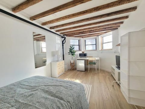 Cozy, Large and Fully Furnished - Near the L Train Vacation rental in Ridgewood