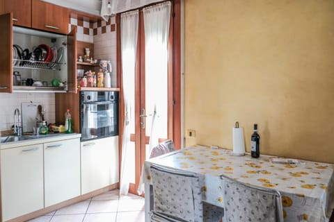 Kitchen or kitchenette, Dining area, minibar, pet friendly, stove, kitchen