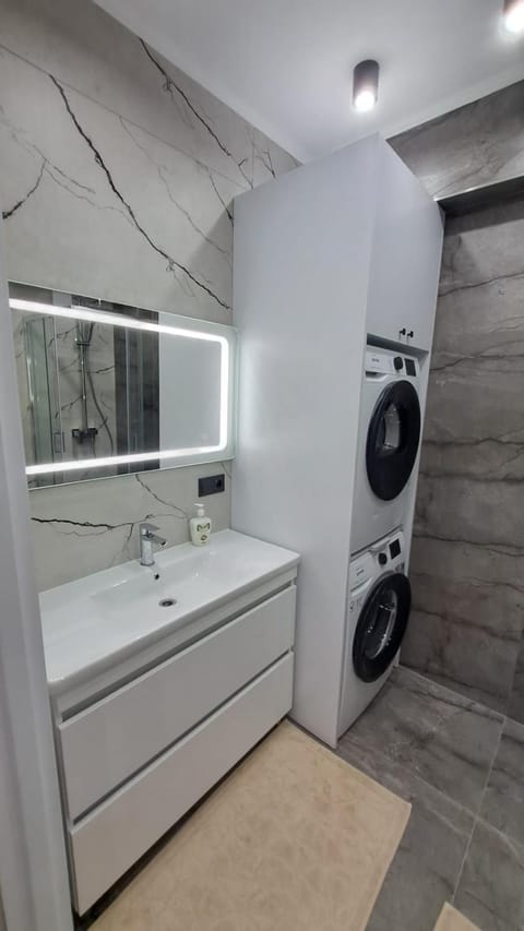 Shower, Bathroom, washing machine, dryer