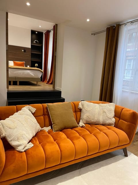 Bed, Living room, Photo of the whole room, Seating area
