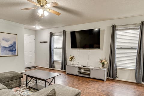 9 Mi to Downtown Indianapolis Quiet Home with Yard House in Perry Township