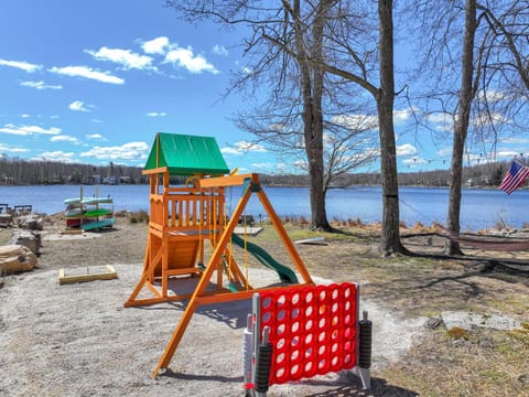 Lakefront! - Paddle Boat, Theater, Hot Tub, Swingset, Fire Pits, EV Chalet in Coolbaugh Township