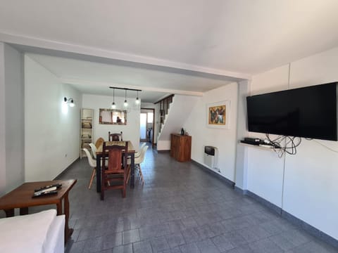 Communal lounge/ TV room, TV and multimedia, Dining area, air conditioner