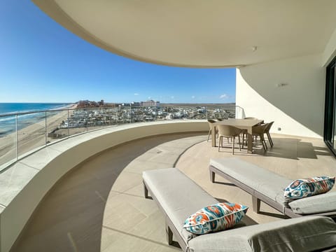 Has it all Beachfront Retreat with Stunning Views House in Rocky Point