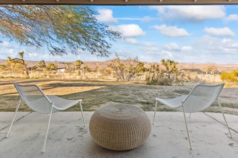 Zendo House Saltwater Pool, Hot Tub & Firepit House in Joshua Tree