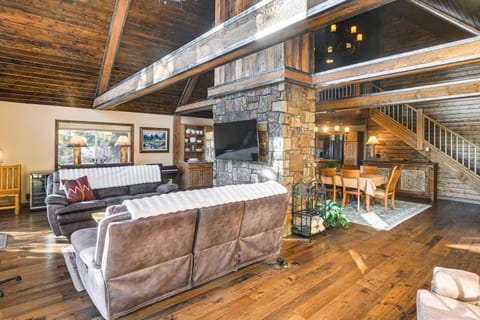 Wyoming Cabin with Hot Tub and Mountain-View Deck Casa in Star Valley Ranch