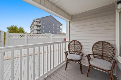 Finestere A1- Oceanfront - Cherry Grove Section House in North Myrtle Beach