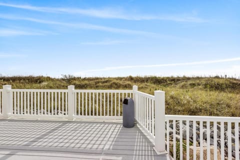 Finestere A1- Oceanfront - Cherry Grove Section House in North Myrtle Beach