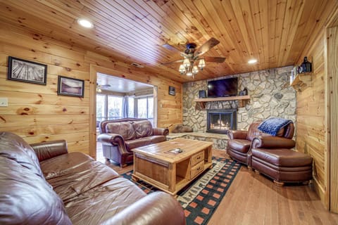 Twin Creeks Lodge with Hot Tub Less Than 1 Mi to Lake! Haus in Fontana Lake