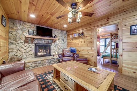 Twin Creeks Lodge with Hot Tub Less Than 1 Mi to Lake! House in Fontana Lake