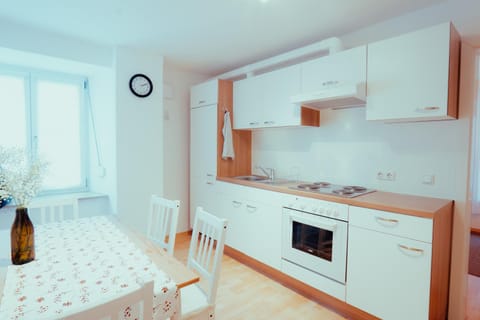 Kitchen or kitchenette, Dining area