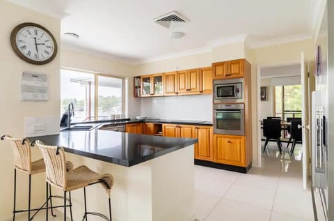 Stunning Absolute Waterfront With Private Jetty Casa in Lake Macquarie