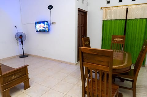 Communal lounge/ TV room, TV and multimedia, Seating area