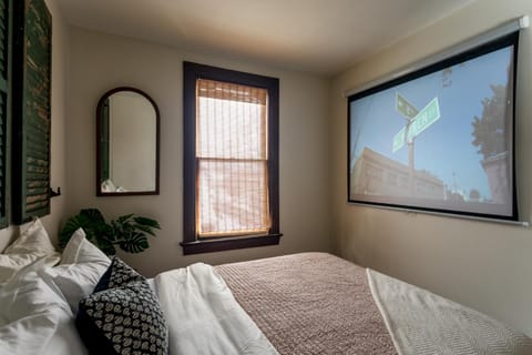 Bed, TV and multimedia, Photo of the whole room, Bedroom