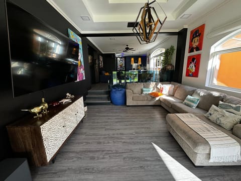 Communal lounge/ TV room, TV and multimedia, Living room, Seating area, Evening entertainment