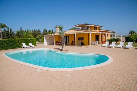 Property building, Garden, Swimming pool