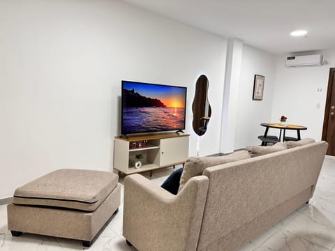 Communal lounge/ TV room, TV and multimedia, Living room, air conditioner