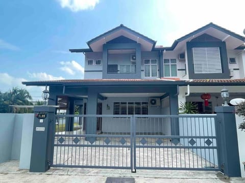 1717Homestay@Riveria@12pax House in Kuching