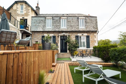 Property building, Patio, Spring, Day, Garden, Dining area, Garden view, sunbed