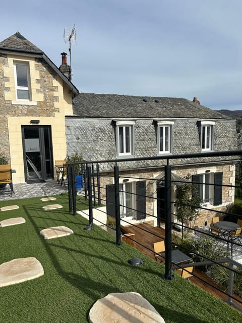 Property building, Day, Garden, Garden view