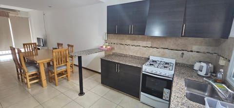 Kitchen or kitchenette, Dining area, minibar, pet friendly