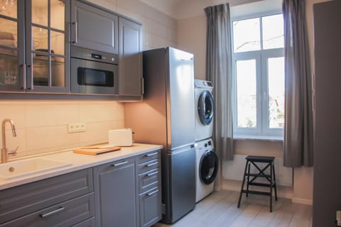 Kitchen or kitchenette, dishwasher, minibar, washing machine, dryer