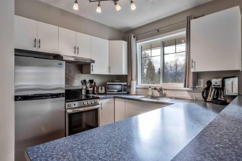 Big Mountain Views - 2-story Corner Unit Condo in Canmore