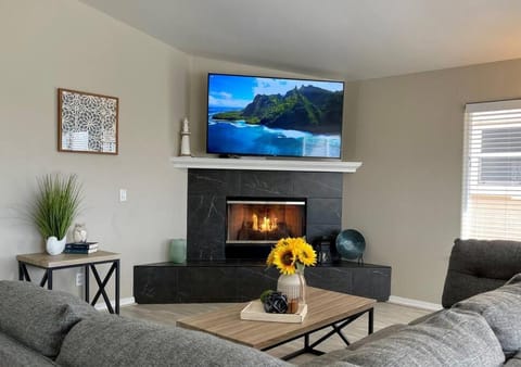 TV and multimedia, Living room, Seating area, Evening entertainment, flat iron
