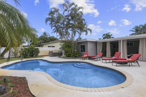 HOSTS 10 Stunning Pool / Spa Home! House in Oakland Park