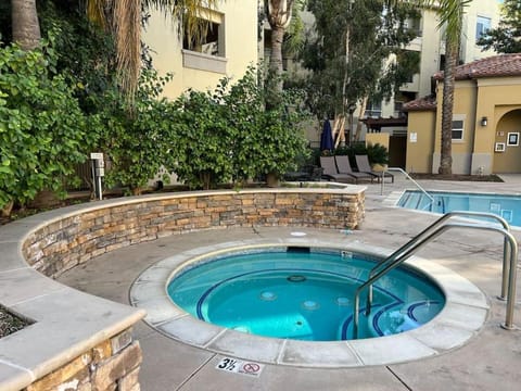 Luxury Modern Condo 3-min from Six Flags w/PS5, 1GB Fast Wi-fi Kingbed Condo in Valencia