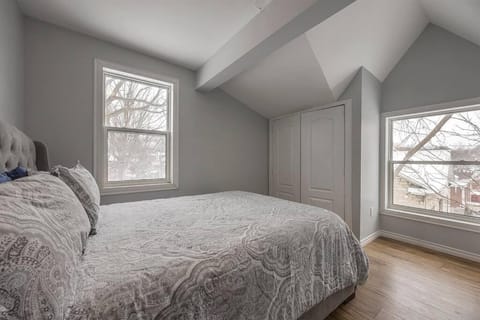 3 bedroom appartment-limestone Condo in Kingston