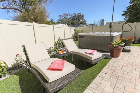 Day, Garden, Hot Tub, Seating area, Garden view, sunbed