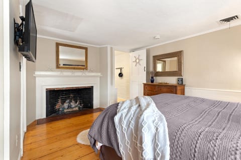 Bedroom, fireplace