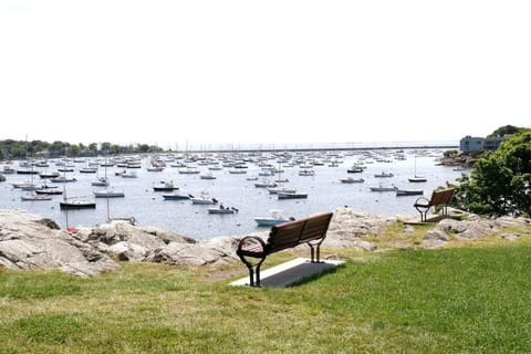 Old town, steps to everything! 1 mi beach Condo in Marblehead
