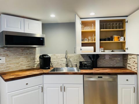 Coffee/tea facilities, Kitchen or kitchenette, dishwasher, minibar