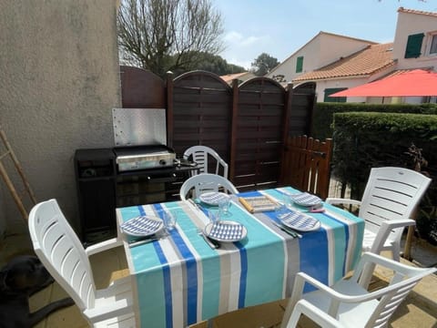 BBQ facilities, Balcony/Terrace, furniture