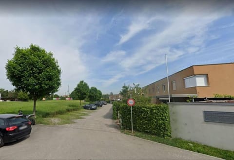 Property building, Day, Neighbourhood, Street view, Parking