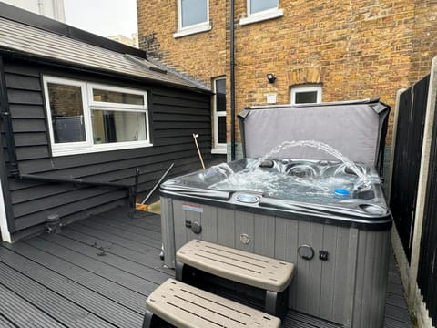 Broadway Terrace with Hot tub Villa in Herne Bay