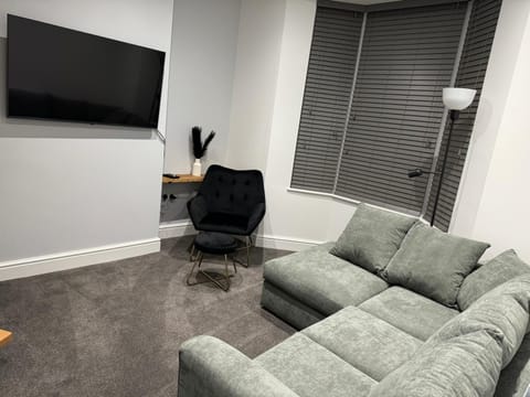 TV and multimedia, Living room, Seating area, Evening entertainment