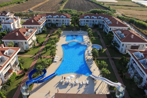 Property building, Bird's eye view, Pool view, Swimming pool, sunbed