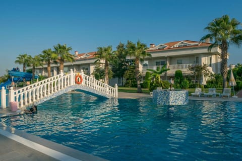 Property building, Day, Pool view, Swimming pool, sunbed