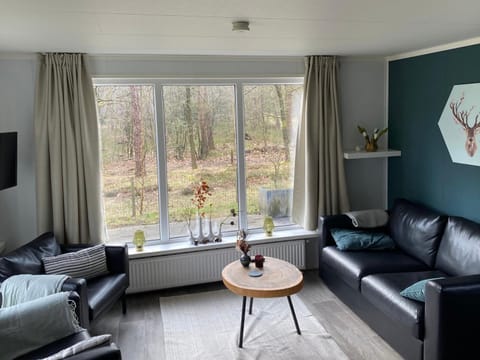 Chalet de Bosrand 404, unieke rustige plek met veel privacy aan de bosrand van vakantiepark op de Veluwe Chalet in Loenen